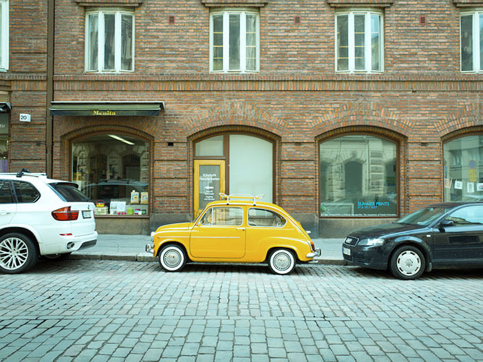 carro estacionado na rua