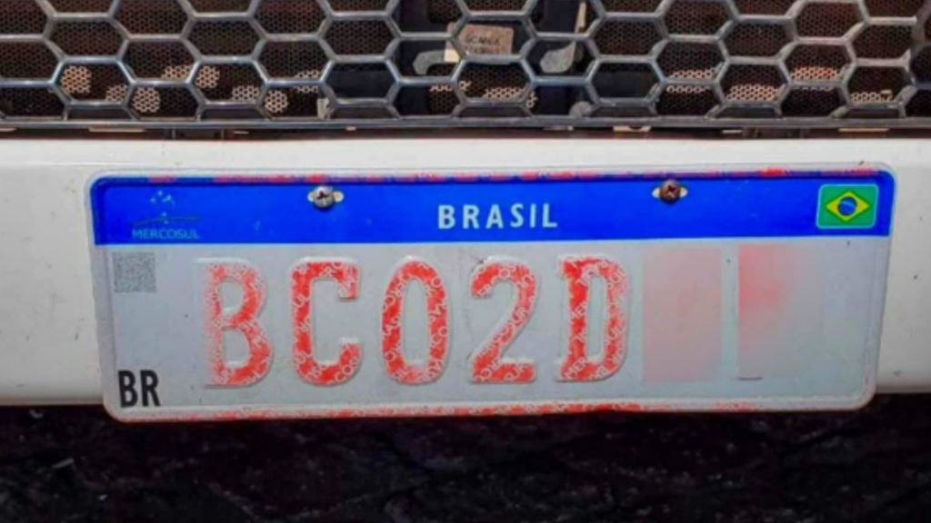 Placa ilegível