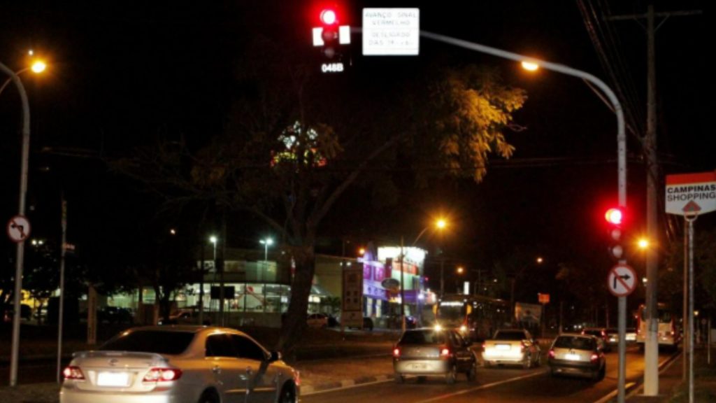 avançar sinal vermelho de madrugada